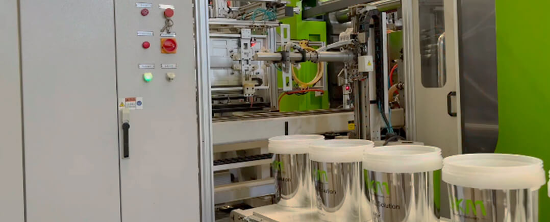 in-mold-labeling-bucket-production