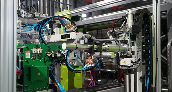 in-mold-labeling-robot-for-buckets